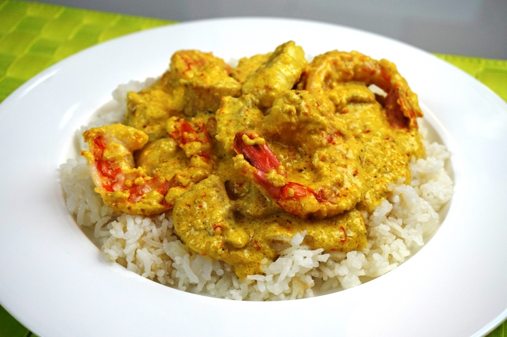 Thailändisches Curry mit Fisch und Garnelen / Thai curry with fish and ...