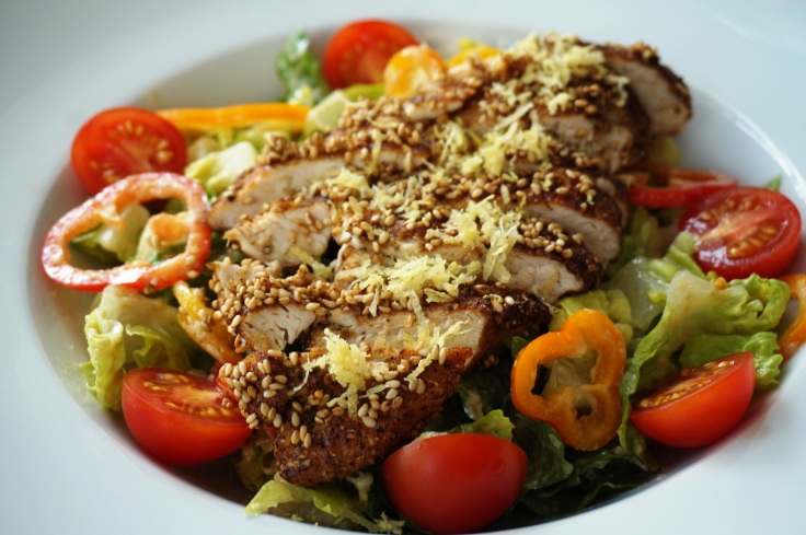 Sesam-Huhn auf Salat